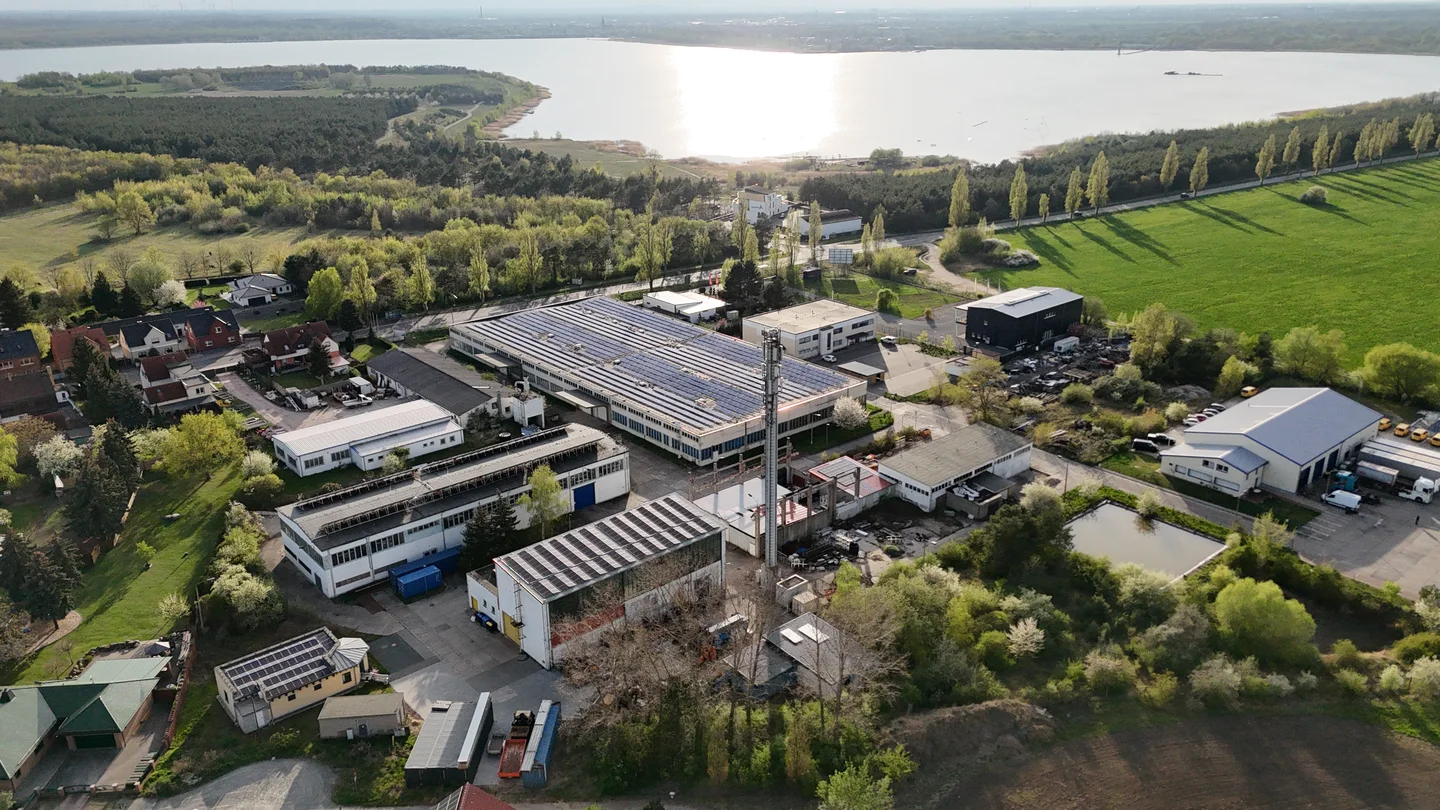 Luftbild des BESA-Firmengeländes nahe Bitterfeld, im Hintergrund der Muldestausee