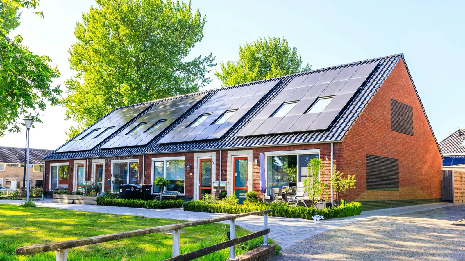 Wohnhaus mit vollflächig belegter Photovoltaikanlage auf dem Dach