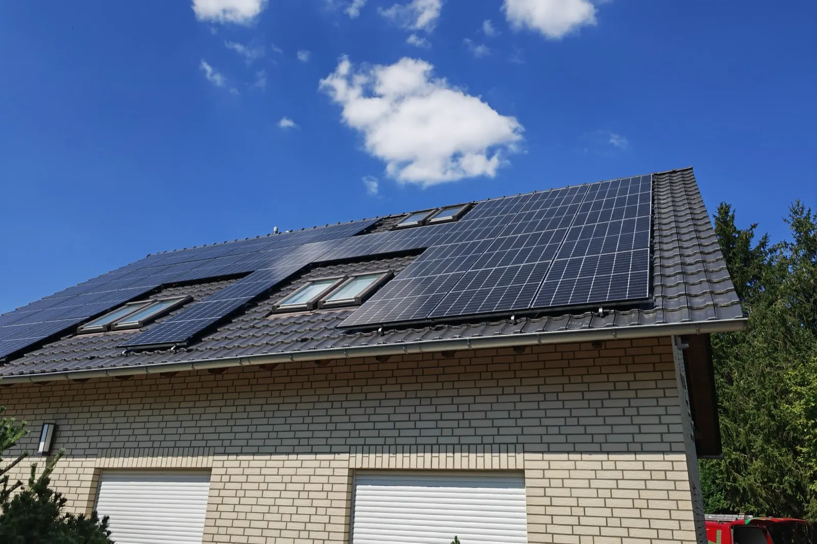 Fertige BESA-Photovoltaikanlage auf dem Satteldach eines Klinkerhauses